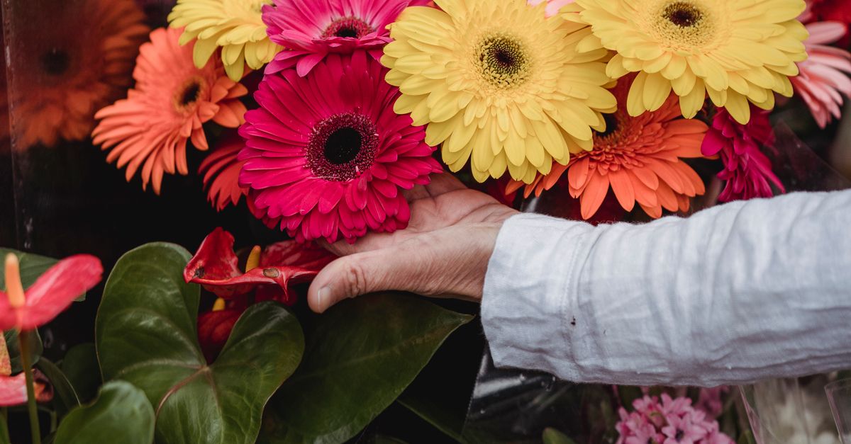 Seasonal Flower Trends for Anniversary Arrangements