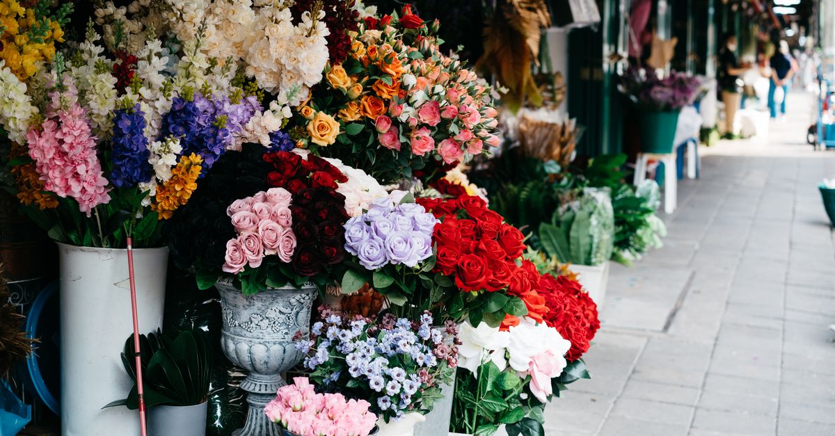 Seasonal Selections: Creating a Custom Flower Experience Year-Round